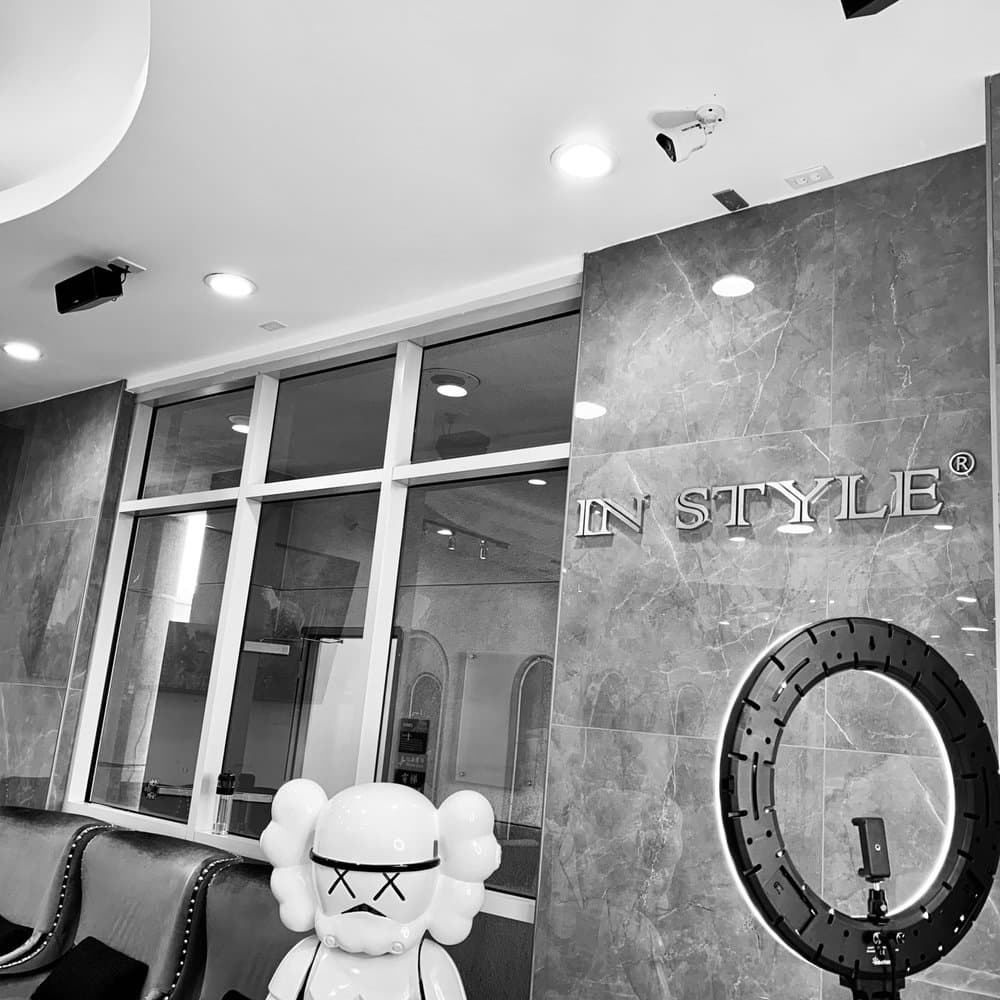 InStyle reception in black and white — marble wall, gold lettering and a designer art figure