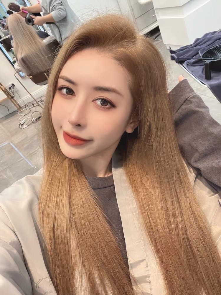 Long honey blonde hair, freshly colored at the salon