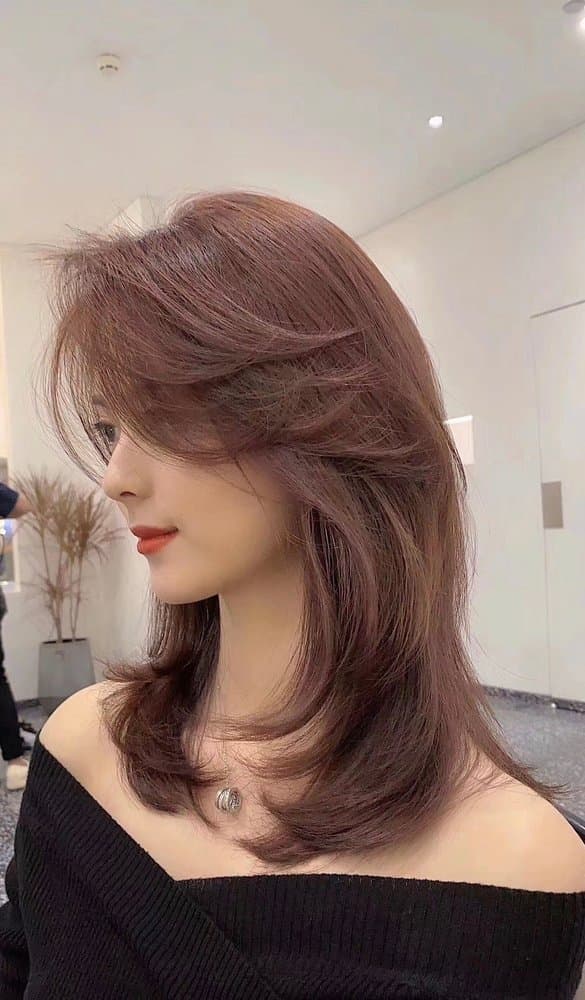 Rose-brown layered cut with face-framing waves